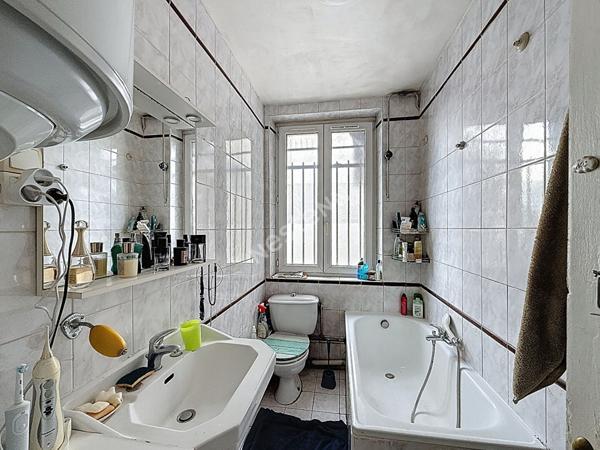 MONTREUIL, AU PIED DU METRO ROBESPIERRE, GRAND 2 PIECES DE 46M² AU 3EME ET DERNIER ETAGE AVEC DRESSING, BUANDERIE ET CAVE