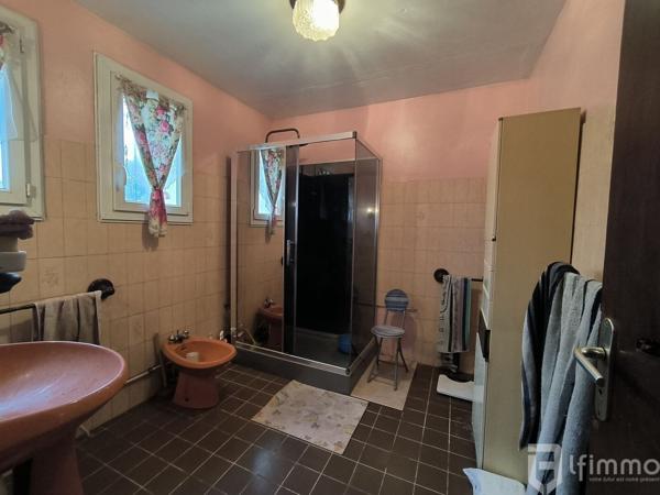 Villa de 107 m2, avec terrain de 964 m2, et Hangar de 120m2