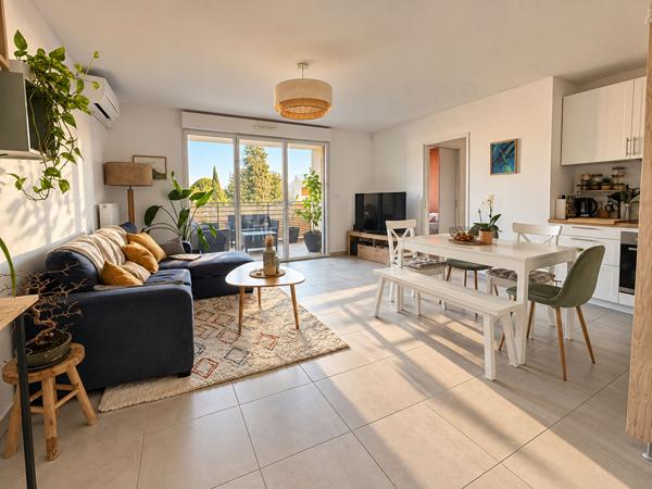 Appartement Aix En Provence 3 pièce(s) 64.50 m2, construction récente, lumineux, calme, garage, vue sainte victoire, résidence sécurisée, climatisation