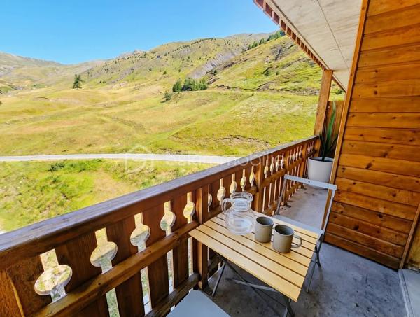 Au sein d'une résidence sécurisée avec DIGICODE et ASCENSEUR, découvrez ce studio fonctionnel de 4 couchages comprenant une entrée avec coin montagne, une belle pièce de vie ouvrant sur une terrasse offrant une magnifique vue sur les montagnes, sans aucun vis-à-vis, salle de bains et toilettes séparées.

La résidence dispose d'une PISCINE EXTERIEURE ouverte en saison estivale. Le bien est vendu avec un CASIER A SKIS et bénéficie d'un GRAND PARKING COLLECTIF FERME PAR UNE BARRIERE.

Les charges de copropriété comprennent l'eau et l'électricité.

Contactez moi pour tout complément d'information ou pour une visite