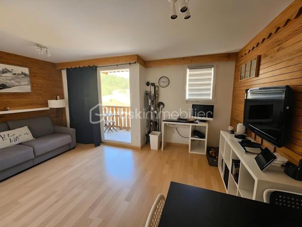 Au sein d'une résidence sécurisée avec DIGICODE et ASCENSEUR, découvrez ce studio fonctionnel de 4 couchages comprenant une entrée avec coin montagne, une belle pièce de vie ouvrant sur une terrasse offrant une magnifique vue sur les montagnes, sans aucun vis-à-vis, salle de bains et toilettes séparées.

La résidence dispose d'une PISCINE EXTERIEURE ouverte en saison estivale. Le bien est vendu avec un CASIER A SKIS et bénéficie d'un GRAND PARKING COLLECTIF FERME PAR UNE BARRIERE.

Les charges de copropriété comprennent l'eau et l'électricité.

Contactez moi pour tout complément d'information ou pour une visite