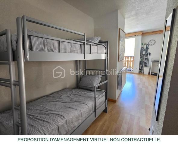 Au sein d'une résidence sécurisée avec DIGICODE et ASCENSEUR, découvrez ce studio fonctionnel de 4 couchages comprenant une entrée avec coin montagne, une belle pièce de vie ouvrant sur une terrasse offrant une magnifique vue sur les montagnes, sans aucun vis-à-vis, salle de bains et toilettes séparées.

La résidence dispose d'une PISCINE EXTERIEURE ouverte en saison estivale. Le bien est vendu avec un CASIER A SKIS et bénéficie d'un GRAND PARKING COLLECTIF FERME PAR UNE BARRIERE.

Les charges de copropriété comprennent l'eau et l'électricité.

Contactez moi pour tout complément d'information ou pour une visite