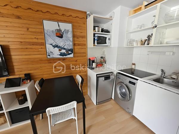 Au sein d'une résidence sécurisée avec DIGICODE et ASCENSEUR, découvrez ce studio fonctionnel de 4 couchages comprenant une entrée avec coin montagne, une belle pièce de vie ouvrant sur une terrasse offrant une magnifique vue sur les montagnes, sans aucun vis-à-vis, salle de bains et toilettes séparées.

La résidence dispose d'une PISCINE EXTERIEURE ouverte en saison estivale. Le bien est vendu avec un CASIER A SKIS et bénéficie d'un GRAND PARKING COLLECTIF FERME PAR UNE BARRIERE.

Les charges de copropriété comprennent l'eau et l'électricité.

Contactez moi pour tout complément d'information ou pour une visite