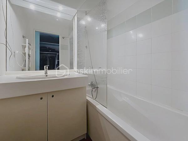 Au sein d'une résidence sécurisée avec DIGICODE et ASCENSEUR, découvrez ce studio fonctionnel de 4 couchages comprenant une entrée avec coin montagne, une belle pièce de vie ouvrant sur une terrasse offrant une magnifique vue sur les montagnes, sans aucun vis-à-vis, salle de bains et toilettes séparées.

La résidence dispose d'une PISCINE EXTERIEURE ouverte en saison estivale. Le bien est vendu avec un CASIER A SKIS et bénéficie d'un GRAND PARKING COLLECTIF FERME PAR UNE BARRIERE.

Les charges de copropriété comprennent l'eau et l'électricité.

Contactez moi pour tout complément d'information ou pour une visite