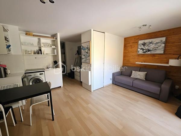 Au sein d'une résidence sécurisée avec DIGICODE et ASCENSEUR, découvrez ce studio fonctionnel de 4 couchages comprenant une entrée avec coin montagne, une belle pièce de vie ouvrant sur une terrasse offrant une magnifique vue sur les montagnes, sans aucun vis-à-vis, salle de bains et toilettes séparées.

La résidence dispose d'une PISCINE EXTERIEURE ouverte en saison estivale. Le bien est vendu avec un CASIER A SKIS et bénéficie d'un GRAND PARKING COLLECTIF FERME PAR UNE BARRIERE.

Les charges de copropriété comprennent l'eau et l'électricité.

Contactez moi pour tout complément d'information ou pour une visite