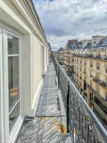 Paris 2ème - A LOUER - Magnifique 5 Pièces de 130 m² avec balcon filant. Paris 2ème - A LOUER - Magnifique 5 Pièces de 130 m² avec balcon filant.