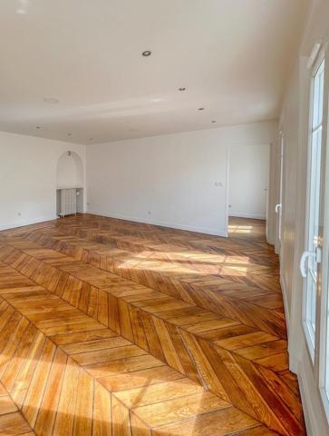 Paris 2ème - A LOUER - Magnifique 5 Pièces de 130 m² avec balcon filant. Paris 2ème - A LOUER - Magnifique 5 Pièces de 130 m² avec balcon filant.