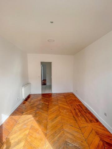 Paris 2ème - A LOUER - Magnifique 5 Pièces de 130 m² avec balcon filant. Paris 2ème - A LOUER - Magnifique 5 Pièces de 130 m² avec balcon filant.