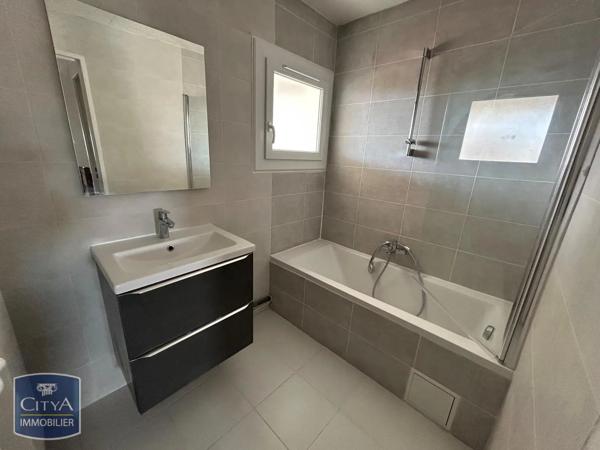 Appartement à louer 3 pièces 68.44m² Miramas (13140)