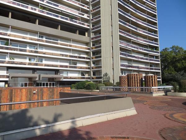 Studio vendu loué Vue Tour Eiffel Résidence OFFENBACH avec parking