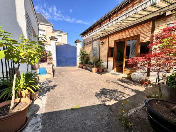 TOURS CENTRE – Quartier Prébendes / Rabelais – Maison familiale 5 chambres avec dépendance et cour privative.