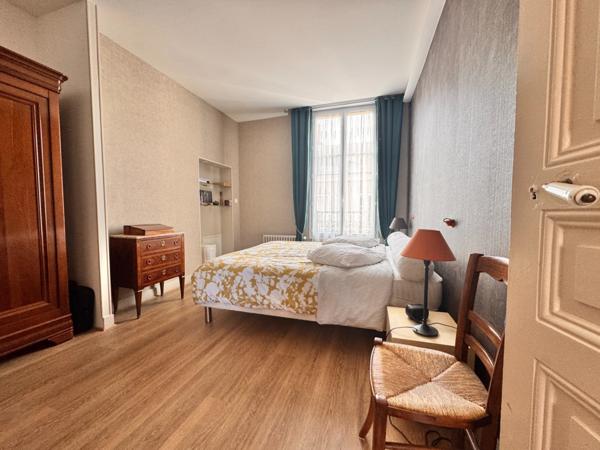 TOURS CENTRE – Quartier Prébendes / Rabelais – Maison familiale 5 chambres avec dépendance et cour privative.