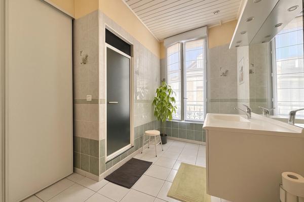 TOURS CENTRE – Quartier Prébendes / Rabelais – Maison familiale 5 chambres avec dépendance et cour privative.