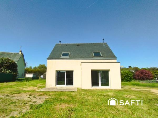 Maison moderne, jardin et environnement paisible