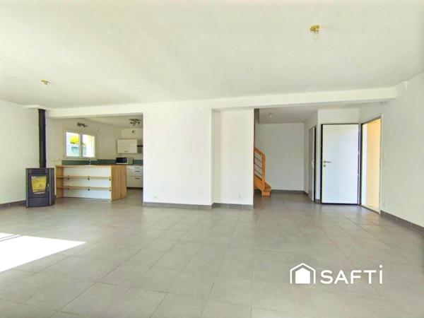 Maison moderne, jardin et environnement paisible