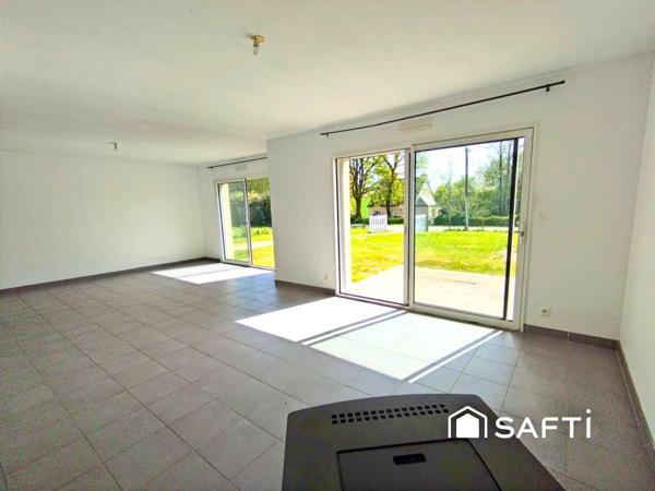 Maison moderne, jardin et environnement paisible