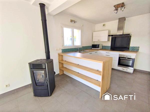 Maison moderne, jardin et environnement paisible