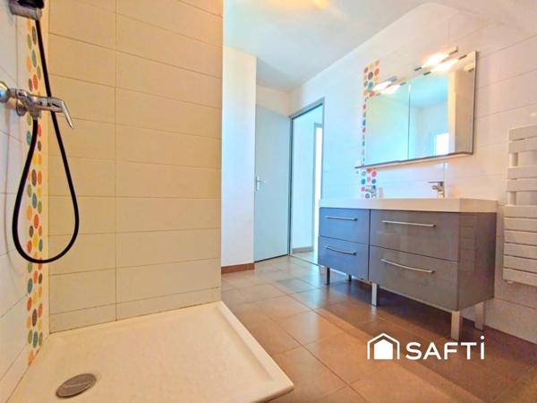 Maison moderne, jardin et environnement paisible