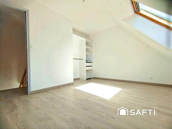 Maison moderne, jardin et environnement paisible