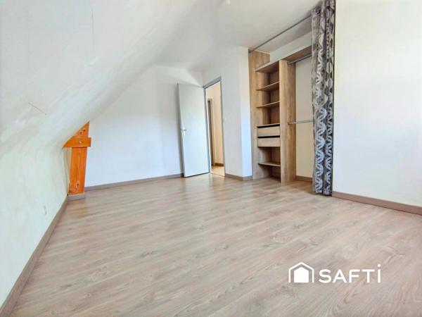 Maison moderne, jardin et environnement paisible