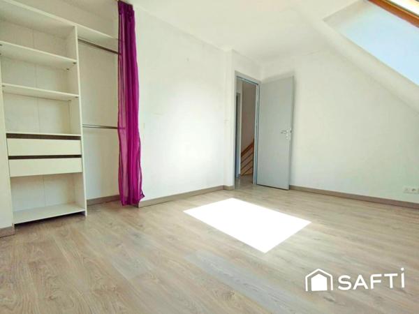 Maison moderne, jardin et environnement paisible