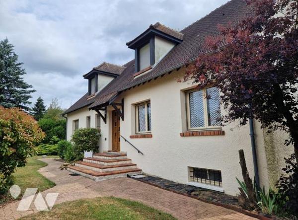 Maison spacieuse et lumineuse au bord d'un étang sur un terrain arboré
