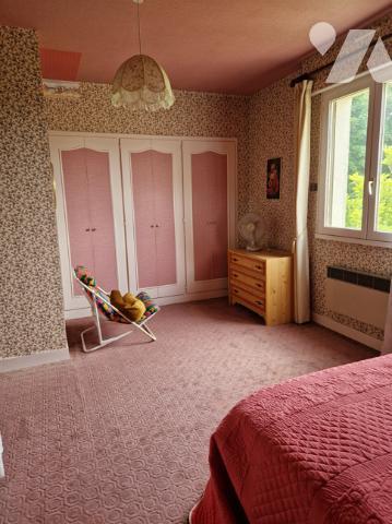 Maison spacieuse et lumineuse au bord d'un étang sur un terrain arboré