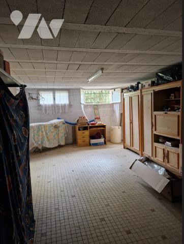 Maison spacieuse et lumineuse au bord d'un étang sur un terrain arboré