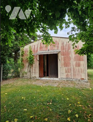 Maison spacieuse et lumineuse au bord d'un étang sur un terrain arboré