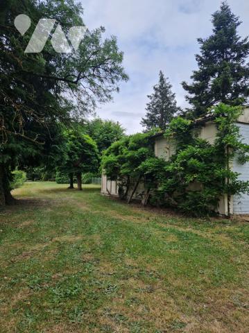 Maison spacieuse et lumineuse au bord d'un étang sur un terrain arboré