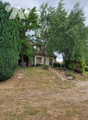 Maison spacieuse et lumineuse au bord d'un étang sur un terrain arboré