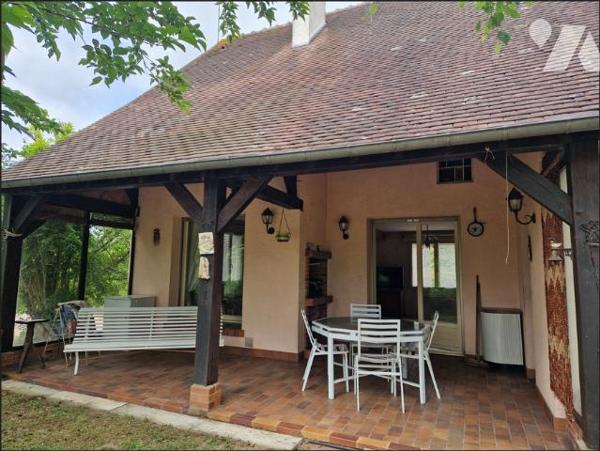 Maison spacieuse et lumineuse au bord d'un étang sur un terrain arboré