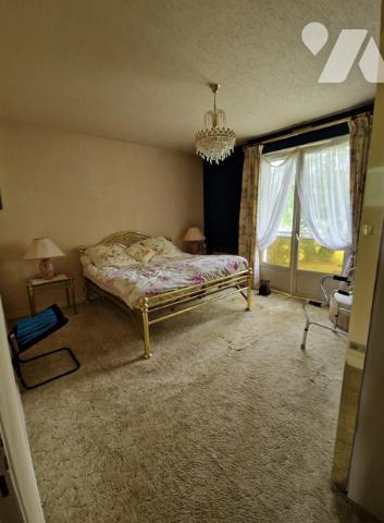 Maison spacieuse et lumineuse au bord d'un étang sur un terrain arboré