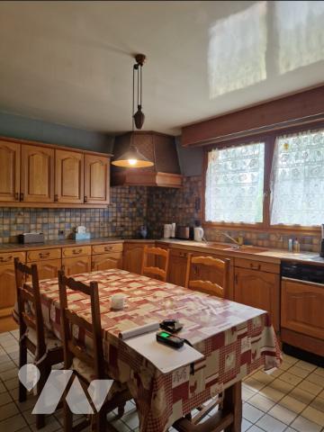 Maison spacieuse et lumineuse au bord d'un étang sur un terrain arboré