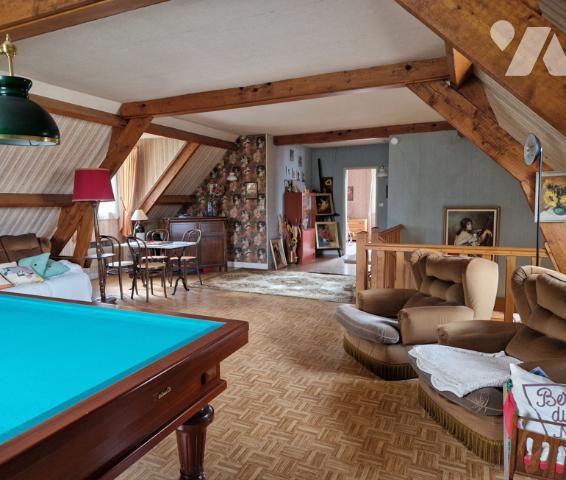 Maison spacieuse et lumineuse au bord d'un étang sur un terrain arboré