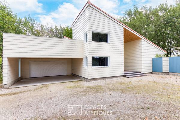 Maison d’architecte avec piscine et terrain boisé