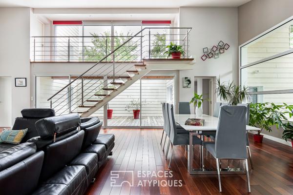 Maison d’architecte avec piscine et terrain boisé