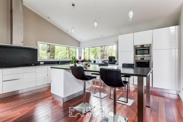 Maison d’architecte avec piscine et terrain boisé