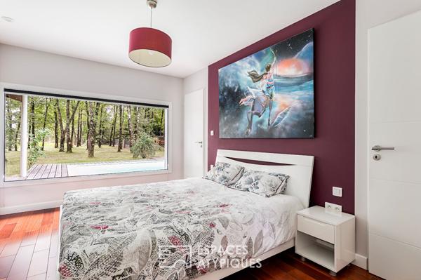 Maison d’architecte avec piscine et terrain boisé