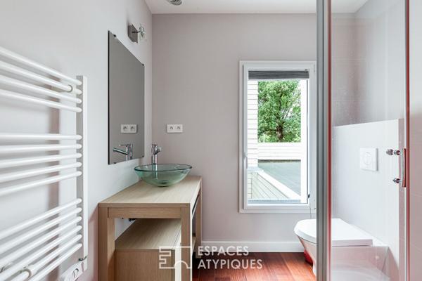 Maison d’architecte avec piscine et terrain boisé