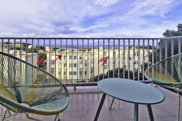 Bel appartement T2 avec balcon, vue mer et salins à Giens. Parking privatif