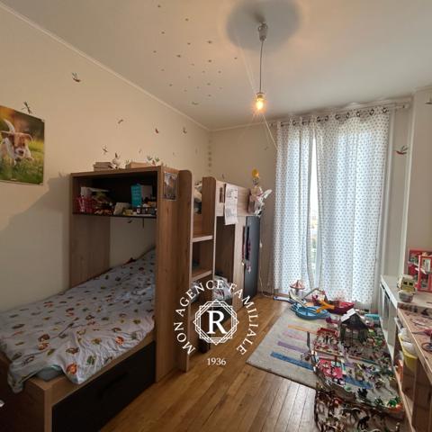 Maison
                                                                                                                                                                                                                                                                                                                        9 pièce(s)                                                                                                                                                                                                          5 chambre(s)                                                                                                                                                                                                          245  m²