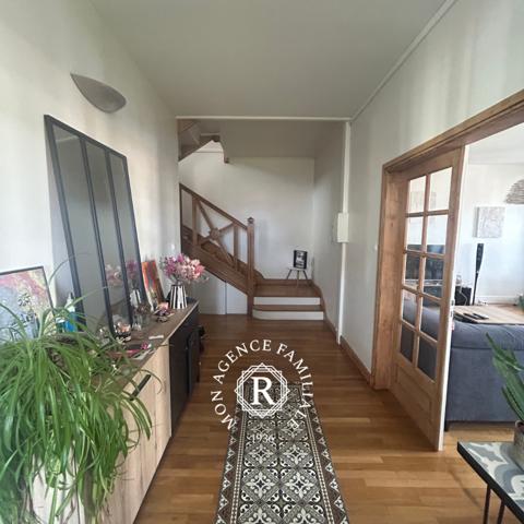 Maison
                                                                                                                                                                                                                                                                                                                        9 pièce(s)                                                                                                                                                                                                          5 chambre(s)                                                                                                                                                                                                          245  m²