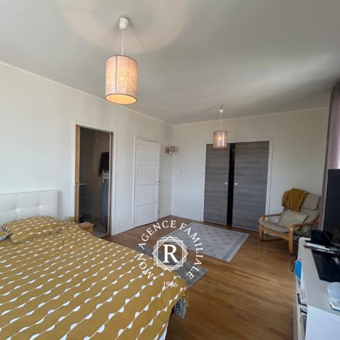 Maison
                                                                                                                                                                                                                                                                                                                        9 pièce(s)                                                                                                                                                                                                          5 chambre(s)                                                                                                                                                                                                          245  m²