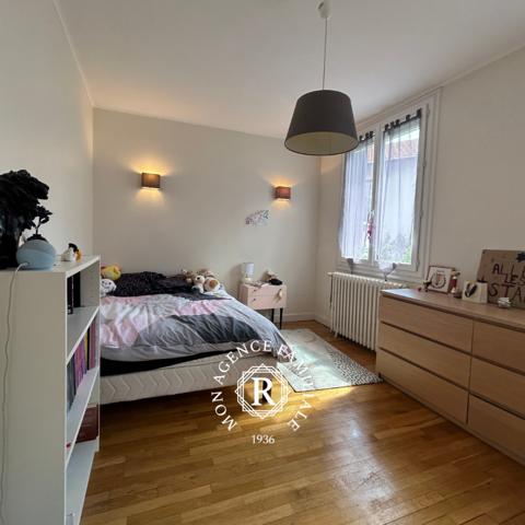 Maison
                                                                                                                                                                                                                                                                                                                        9 pièce(s)                                                                                                                                                                                                          5 chambre(s)                                                                                                                                                                                                          245  m²