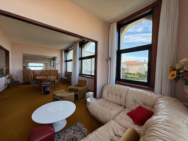 Royan (17200) 

BEL APPARTEMENT AVEC VUE IMPRENABLE SUR LA PLAGE DE PONTAILLAC. IL offre un potentiel incroyable pour les amat