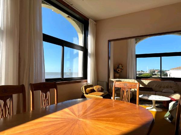 Royan (17200) 

BEL APPARTEMENT AVEC VUE IMPRENABLE SUR LA PLAGE DE PONTAILLAC. IL offre un potentiel incroyable pour les amat