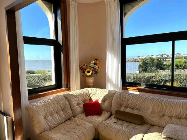 Royan (17200) 

BEL APPARTEMENT AVEC VUE IMPRENABLE SUR LA PLAGE DE PONTAILLAC. IL offre un potentiel incroyable pour les amat