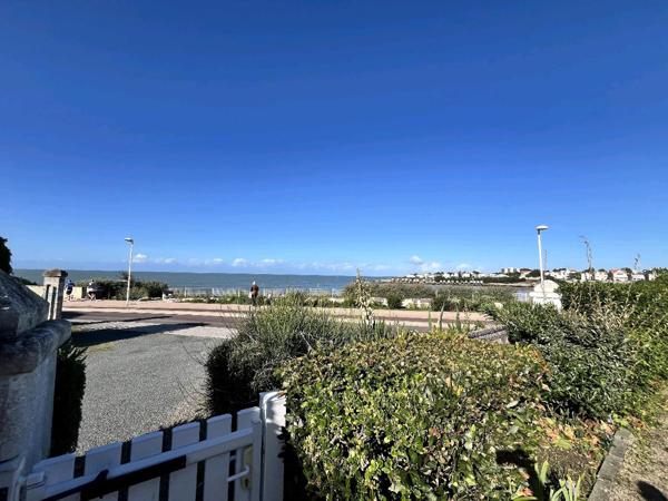 Royan (17200) 

BEL APPARTEMENT AVEC VUE IMPRENABLE SUR LA PLAGE DE PONTAILLAC. IL offre un potentiel incroyable pour les amat