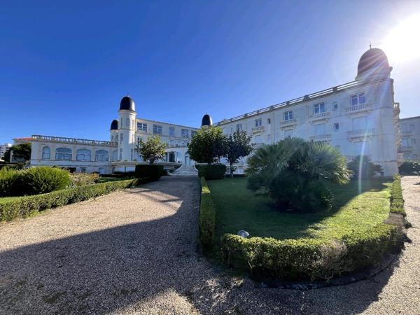 Royan (17200) 

BEL APPARTEMENT AVEC VUE IMPRENABLE SUR LA PLAGE DE PONTAILLAC. IL offre un potentiel incroyable pour les amat